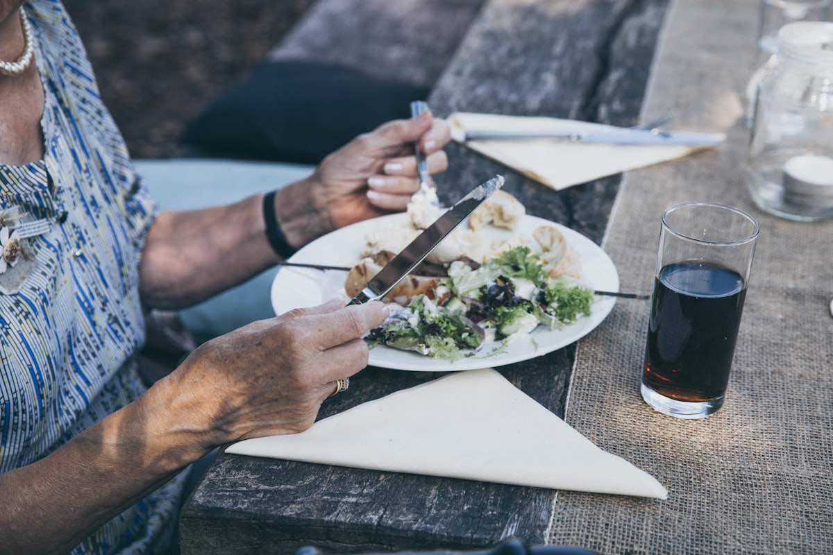 Hälsosam måltid med grönsaker och protein för män över 55